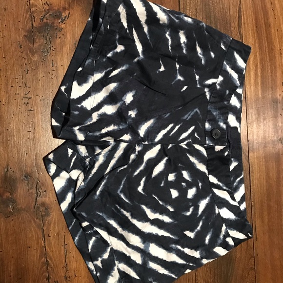 Navy and white shorts. Joe Fresh. size 6 - Picture 2 of 2